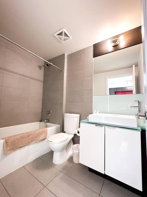 Elegant Suites - City Views, Lake View, Free Parking Toronto Luaran gambar